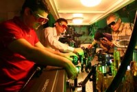 חוקרים במעבדה למיקרו וננו-אופטיקה