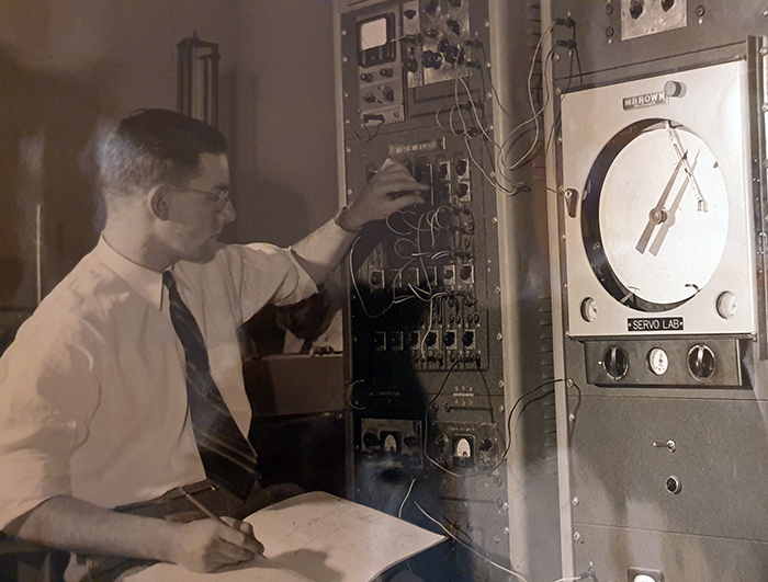 פסן במעבדה של חברת בראון אינסטרומנטס, ארה"ב, שנות החמישים
