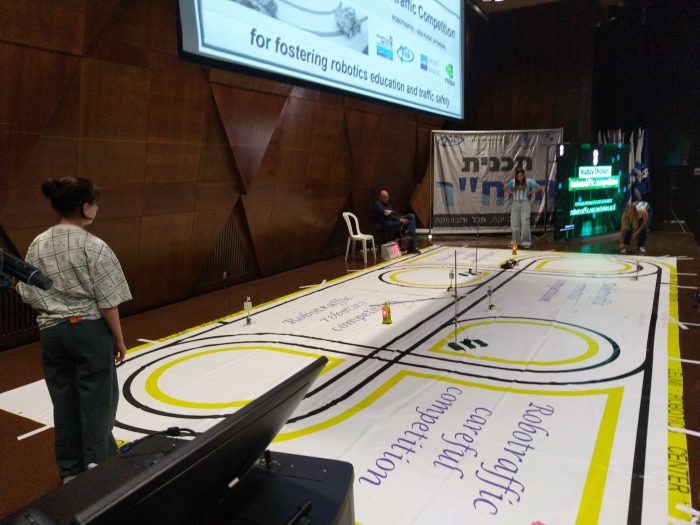 אחת הקבוצות המשתתפות בתחרות רובוטראפיק ה-13 בפעולה