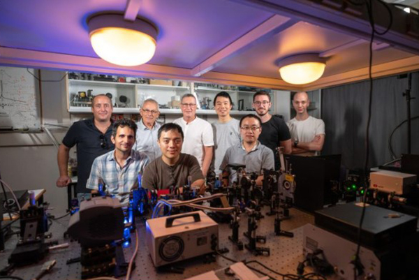 חלק מהחוקרים השותפים למחקר במעבדה לפוטוניקה בסקאלה אטומית של פרופ’ ארז חסמן