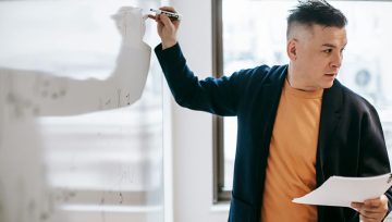 Professor teaching at class. Photo: Vanessa Garcia, Pexels