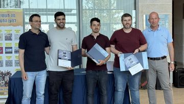 שלושת הזוכים ביום המחקר עם דיקן הפקולטה פרופ' אלון וולף וסגן הדיקן לתארים מתקדמים פרופ'/ח ספי גבלי