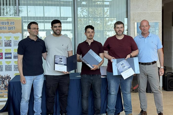 שלושת הזוכים ביום המחקר עם דיקן הפקולטה פרופ' אלון וולף וסגן הדיקן לתארים מתקדמים פרופ'/ח ספי גבלי