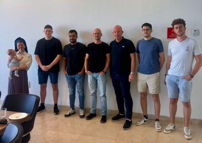 דיקן הפקולטה פרופ' אלון וולף עם חלק ממצטייני הנשיא