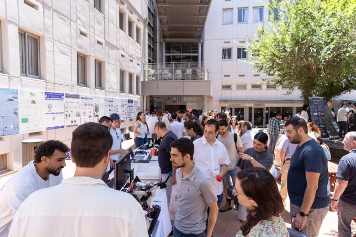 מבקרים בתערוכת פרויקטי הגמר שך הפקולטה להנדסת מכונות