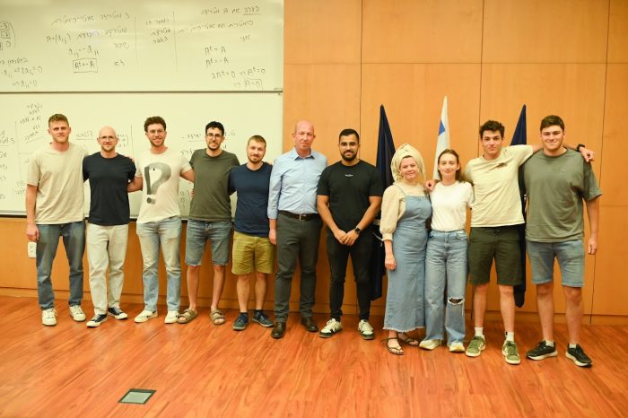 מצטייני הנשיא בפקולטה להנדסת מכונות בתמונה קבוצתית