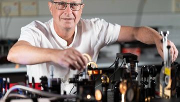 פרופ' ארז חסמן במעבדה לננופוטוניקה בפקולטה להנדסת מכונות