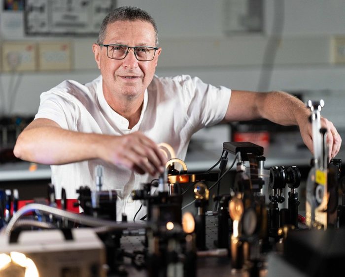 פרופ' ארז חסמן במעבדה לננופוטוניקה בפקולטה להנדסת מכונות