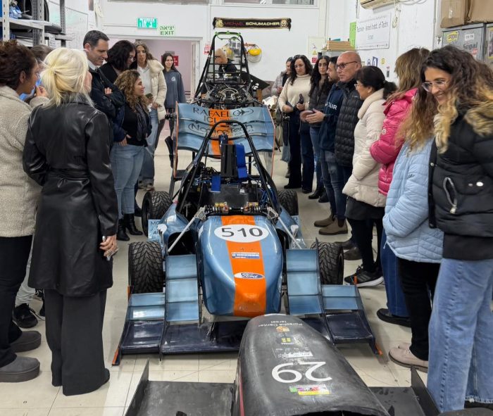 נציגי אגף החשבות בביקור בפרויקט הפורמולה בפקולטה להנדסת מכונות