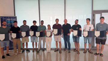 הסטודנטים מקבלי תעודות ההוקרה בצילום קבוצתי